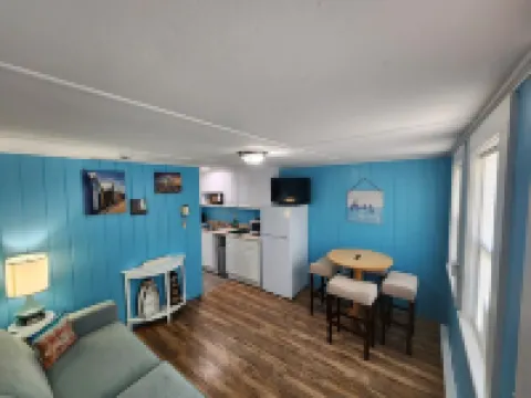 G St Inn Unit 3 Charming 1-bedroom apartment in welcoming Hampton with AC, WiFi