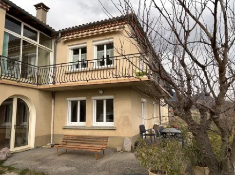 Hautes-Alpes garden apartment with open view