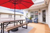 Beach Retreat - Spacious Top Level APT, Walk to Carolina Beach, Lake & Park