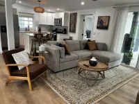 Stylish & comfortable, new Salt Water Hot Tub & 1 mile away from 5th Ave & Beach