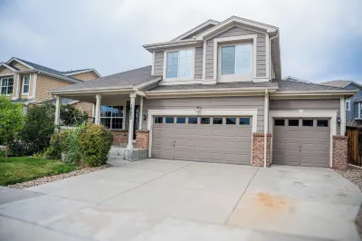 Modern 3 BR Family Retreat;10 min DIA; Pool Hotels near Dick’s Sporting Goods park Lot H