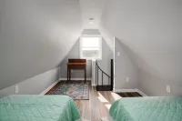 MountainWaters - Mtn, River, Relax! - Hottub, Private Riverfront, Firepit.