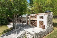Buccaneer Hill Cottage 1 Bedroom Cottage - parking