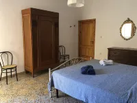 House with large garden - 2 min from the beach! فنادق في توري لابيلو