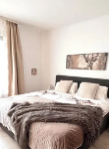 Sunny side apartment - central, flooded with light, quiet location, carport