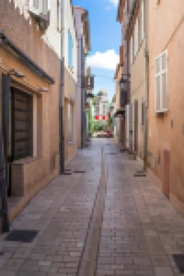 Beautifully renovated mezzanine apartment in the heart of the village of Saint-Tropez