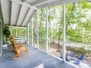 Modern w Fire Pit Deck, Grill & Hot Tub