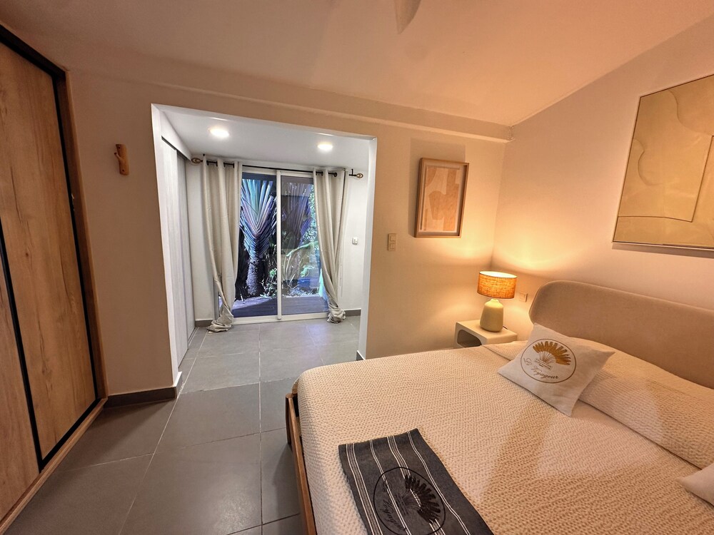 NEW magnificent one bedroom on the beach of Baie Nettlé swimming pools tennis courts Hotels in Sandy Ground