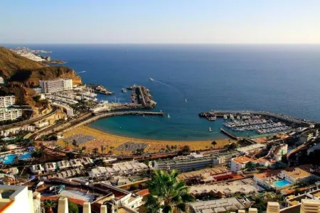 Beheizter Pool mit 2 R Apt Sea+ Parkview