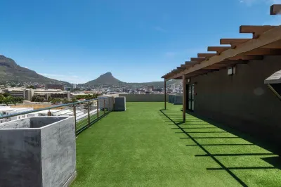 Cape Town's TableMountain Views~2BR~Parking~Balcony~Pool Hotels in District 6