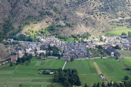 Cau d'Àneu. Duplex, located on the main street of the town. Hotels in Esterri d'aneu