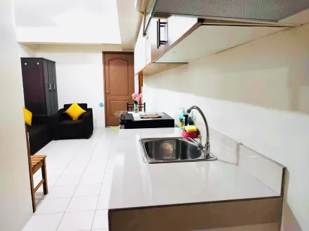 Belthena Suite Las Pinas Отели рядом с достопримечательностью «University of Perpetual Help System DALTA, Las Piñas Campus»