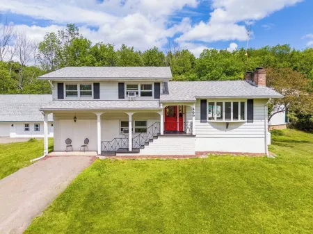 Indoor Heated Private Pool Home & Arcade in Lake Ariel Poconos with 7 beds