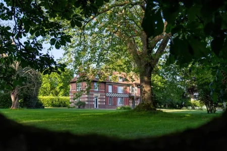 In the heart of the Pays d'Auge, charming little house... Отели в г. Ле-Мениль-Дюран