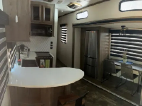 Cozy 2-bedroom RV with WiFi, A/C, full kitchen. Just walking distance from lake ナイスのホテル