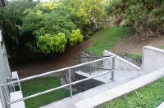 Peaceful family Retreat! 10 minutes to beach, restaurants and supermarkets.