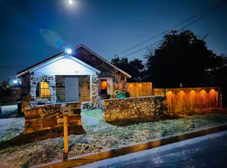 Welcome to Cozy Stone Cottage 3 bedrooms and 1 bathroom house.