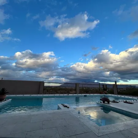 Large 3 bed, 3 bath Tucson house with pool, jacuzzi and amazing Mountains Views