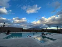 Large 3 bed, 3 bath Tucson house with pool, jacuzzi and amazing Mountains Views