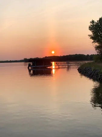 Charming 3-bedroom plus loft cottage on Lake Arrowhead and near Sand Valley! Отели в г. Лейк Арроухед