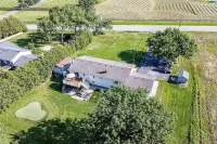 Spacious cottage retreat minutes from popular trails, restaurants and shopping.