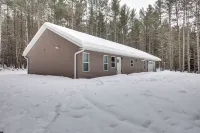 Mins to Woodruff Lakes: Pet-Friendly Cabin! - WiFi