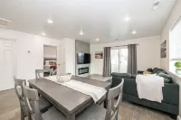 Updated country home sleeps 8 firepit mountain view close to Hyrum Reservoir