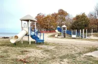 Sandy Cheeks is perfect for your next family vacation! Walk to Lake Erie Beach. Hotel a Evans