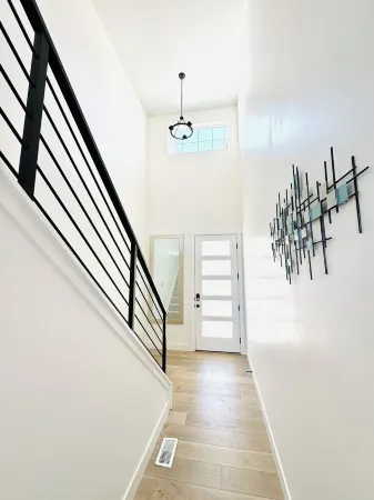 New Modern 3 Bed Home with Stunning Mountain Views Close to Ski Resort and City