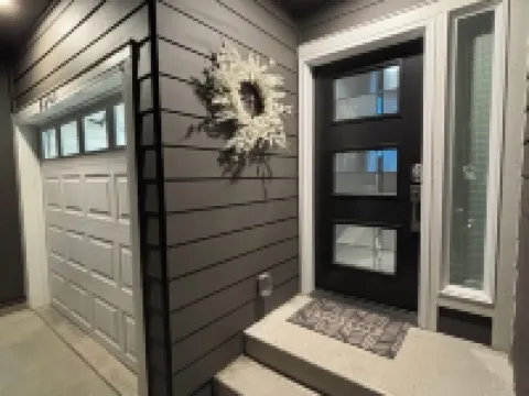 Charming 2-bedroom, 2-1/2 bath,New house with AC, in Seattle. Airport 4.2 miles. Hotels in Burien