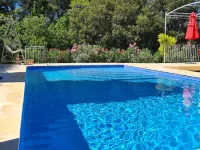 Authentic provencal country house w/ private pool in walking distance to market Hotéis em Cotignac