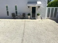 Turnkey Modern Studio in the Upper Keys – Stylish, Bright & Fully Equipped!