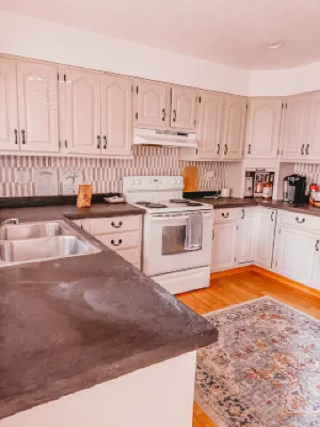 Boho 3-bedroom apt with fully supplied kitchen, WiFi, AC - Oldest Home in Oswego