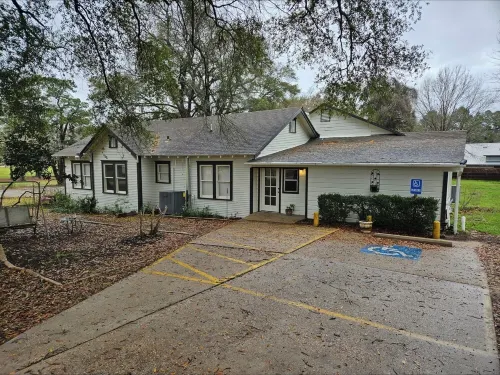 Charming 4-bedroom house in Coldspring just 1 block from the Courthouse square. Hotel a San Jacinto County