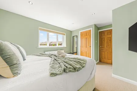 Bright & Modern 3-Bed House Next To Glasgow Airport