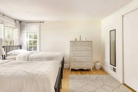 Beautiful Cottage, Fireplace, Cozy Beach 1. 4 Mile . Family Relaxation Fire Pit!