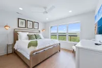 Waterfront Marina Access and Cozy Pool - Luxurious Cottage Escape Hotels in Georgetown