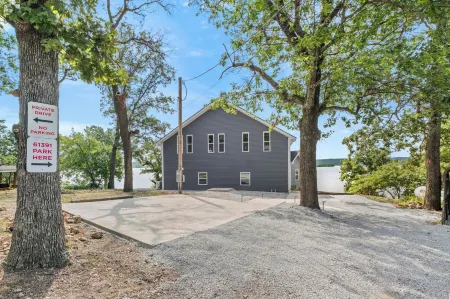 Driftwood Lodge: Boat Dock, Game Room & Lake Views