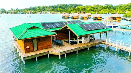 Beautiful 2 Bedroom-2 Bathroom OverWater Villa in Bastimentos, AC & Wifi Отели в г. Бастименто