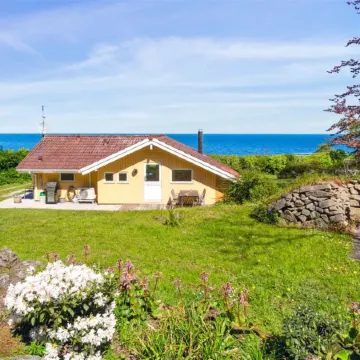 "Henric" - 75m from the Sea