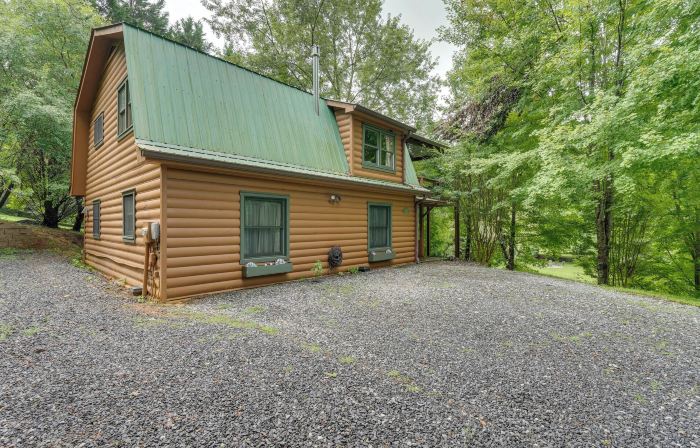 Cozy Creekside Cabin w/ Fire Pit & Views!