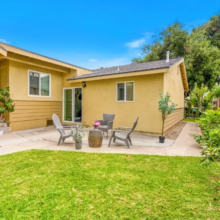MI- Ranch style 3 bedroom 2 bath Quiet & safe Neighborhood king-bed!