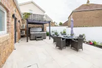 Private  cottage/ hot tub  / private garden just a short stroll to the beach . Hotels in 