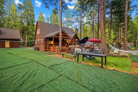 Blue Lake Springs A-Frame Of Mind Cabin in Arnold Отели рядом с достопримечательностью «Arnold Rim Trailhead»