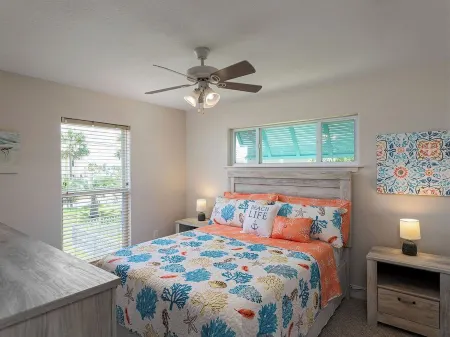 Canal Front House Sleeps 10 - Book now for Summer Отели рядом с достопримечательностью «Наварр Бич Си Тертл Консервейшен Сентер»