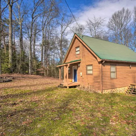 Woodsy Blue Ridge Retreat, 3 Mi to Downtown!