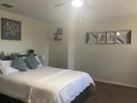 Charming 4-bedroom house with AC and WiFi in amazing Cedar Hill Hotels in Cedar Hill