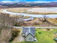 Cottage by Loch with Stunning Views