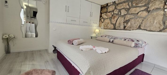 Indy's Beach Apartments- Studio Apartment with Patio and Sea View Hotels in Zaton