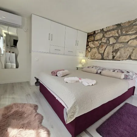 Indy's Beach Apartments- Studio Apartment with Patio and Sea View